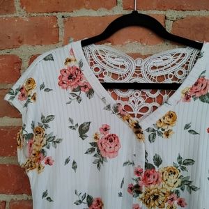 Bobbie Brooks white floral button-down w/lace